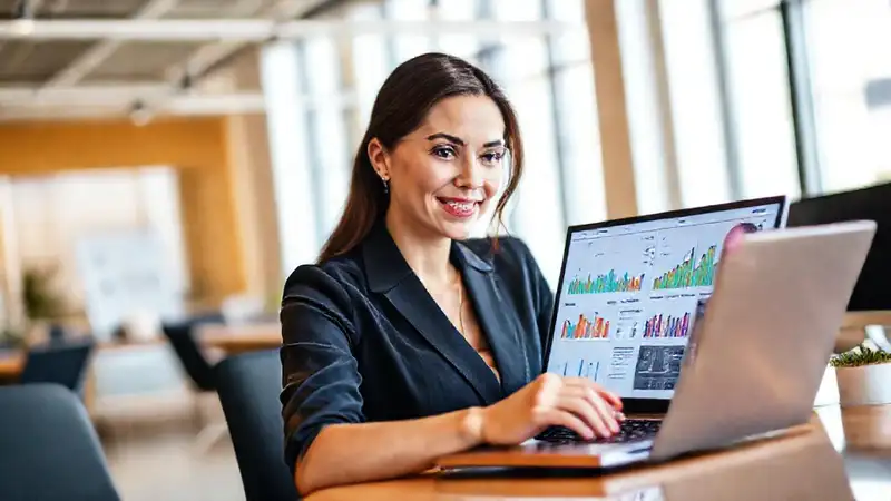 La empresaria analiza datos con confianza