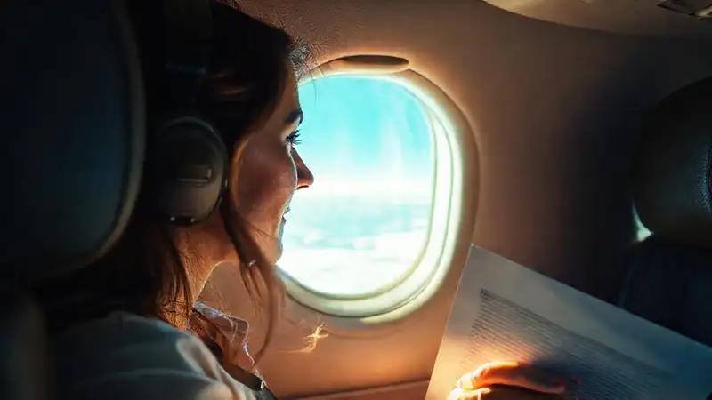 Piloto decidida observa el vuelo