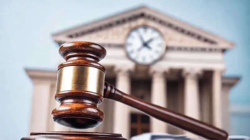 La justicia se representa con seriedad