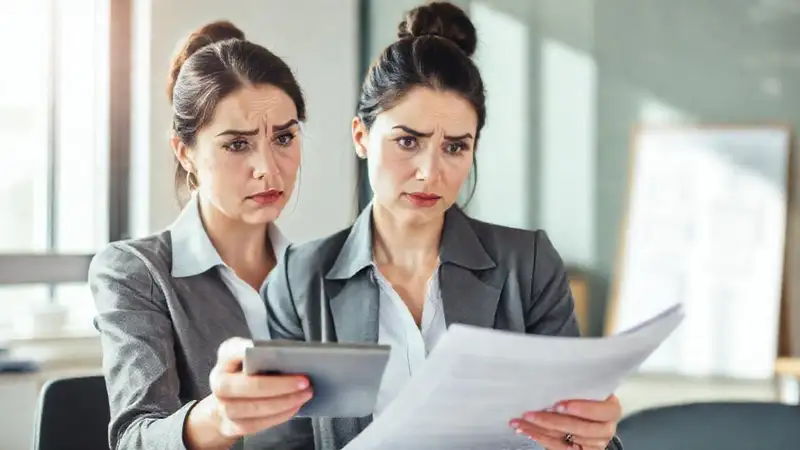 Abogada confusa en su oficina serena
