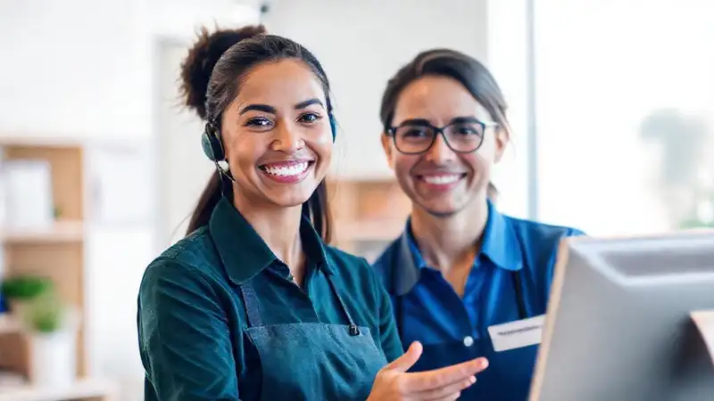 Atención al cliente positiva y profesional