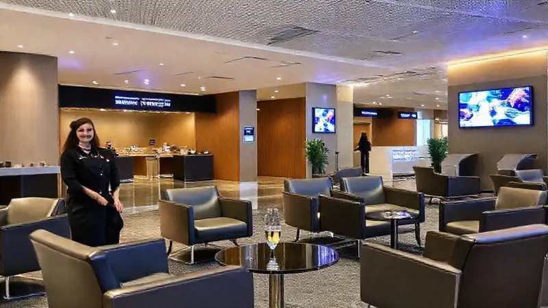 El aeropuerto ofrece un ambiente lujoso y acogedor