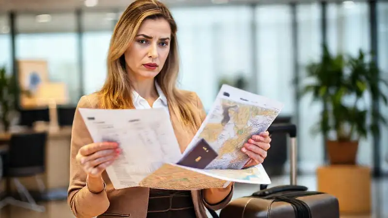 Una mujer de negocios analiza gastos de viaje