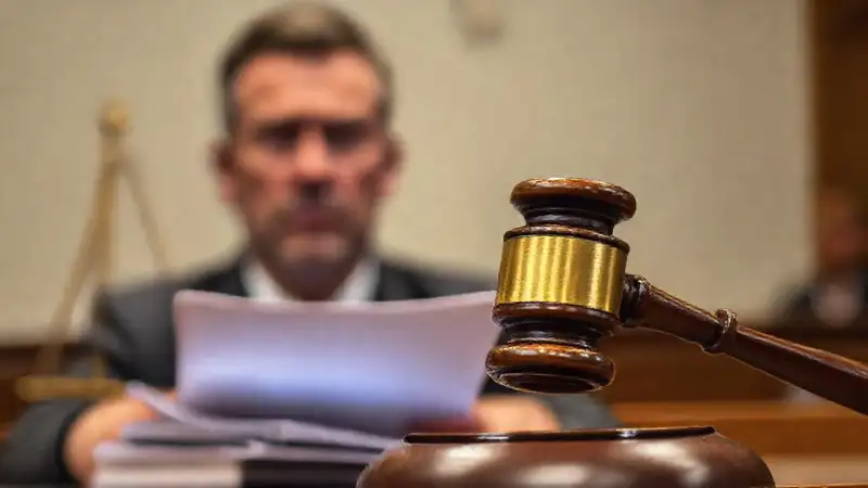 El juez busca justicia en el tribunal