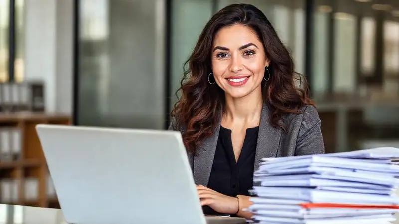 La ejecutiva resuelve problemas con confianza