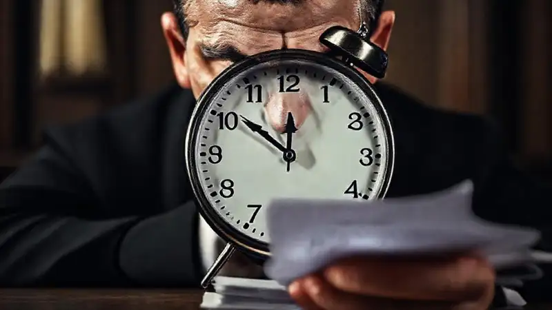 Un reloj ominoso anuncia una situación urgente
